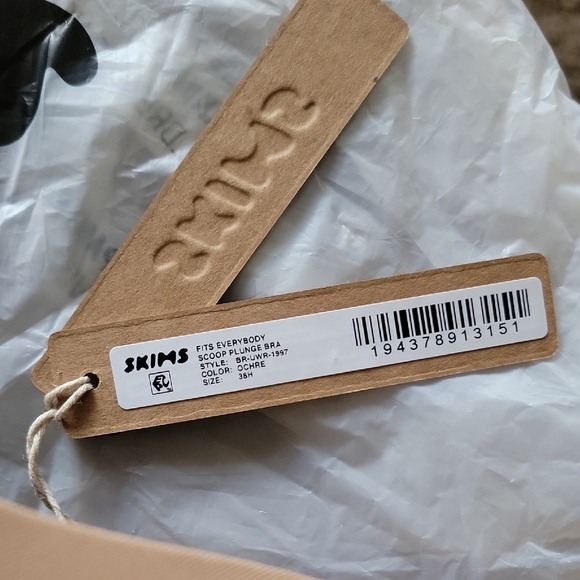 SKIMS Plunge Bra - 38H - Picture 2 of 6